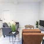 Flat B Commercial Road, 3 Bedrooms, Sleeps 5, Located In Town Centre